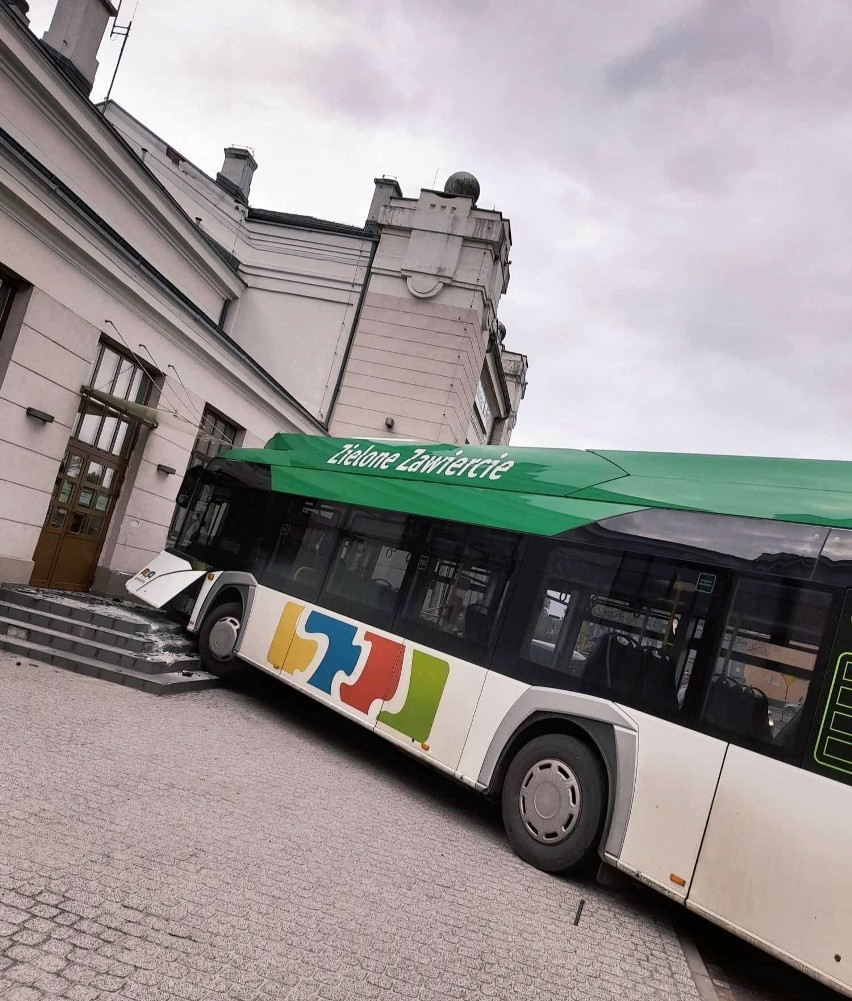 W Zawierciu miejski autobus wjechał w budynek dworca.