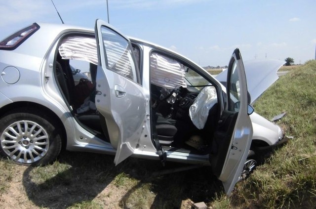 W wyniku zdarzenia kierujący pojazdem oraz 78 letnia pasażerka, zostali przewiezieni do szpitala. Szczegółowe okoliczności zdarzenia wyjaśniają zambrowscy policjanci.