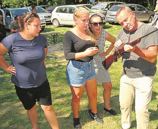 Wiesław Jajkiewicz instruuje drużynę dziewcząt