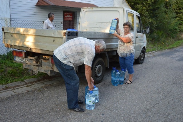 Mieszkańcy Tropia i Roztoki-Brzeziny we wrześniu 2016 r. po kilku dniach dowiedzieli się o skażeniu wody i korzystali z butelkowanej