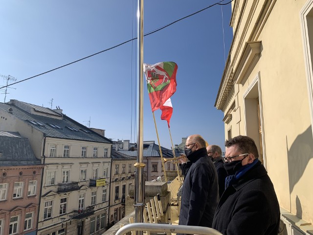 Na znak żałoby po śmierci Heleny Pietraszkiewicz flaga Lublina ma balkonie ratusza została opuszczona do połowy masztu
