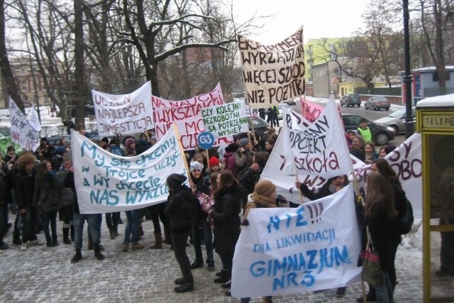 Młodzież, rodzice i nauczyciele mają żal. Na nic zdały się ich wcześniejsze protesty. Nie pomogły apele, pisma, pikiety, ani długie spotkania z samorządowcami.