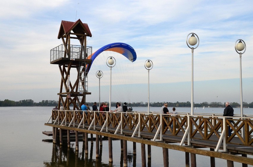 Pokazy paralotniarzy nad dąbrowskim jeziorem Pogoria III