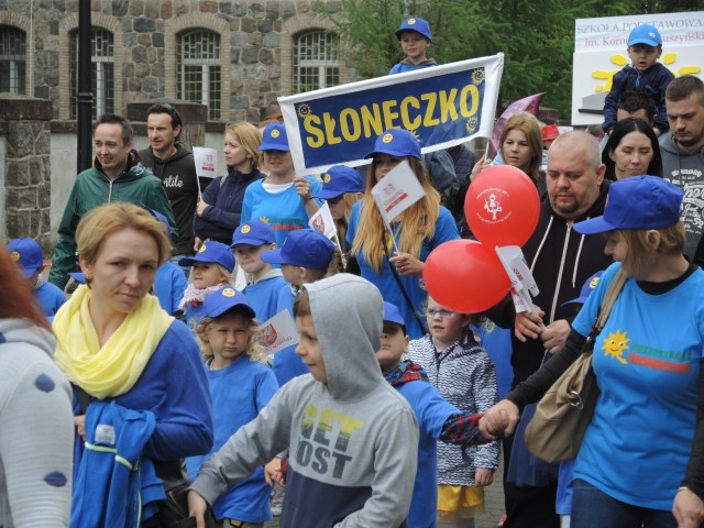 Ulicami Sławna przeszedł historyczny korowód. Dziś kulminacyjny dzień obchodów 700-lecia miasta.Od godziny 9:00 rano w Sławnie trwają oficjalne jubileuszowe uroczystości. O 12:40 ruszył historyczny korowód, w którym wzięli udział  m.in. asysta wojskowa, policja konna i reprezentacje sławieńskich szkół.