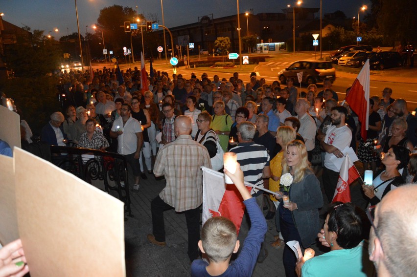 Tarnowianie tłumnie i głośno protestowali przed sądem