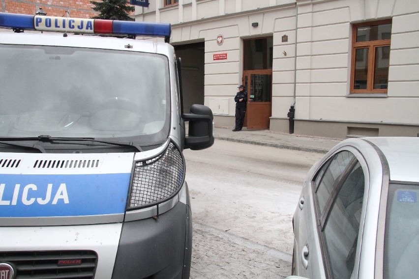 Przed komendą policji w Kielcach palił się człowiek. Policjanci ruszyli na pomoc