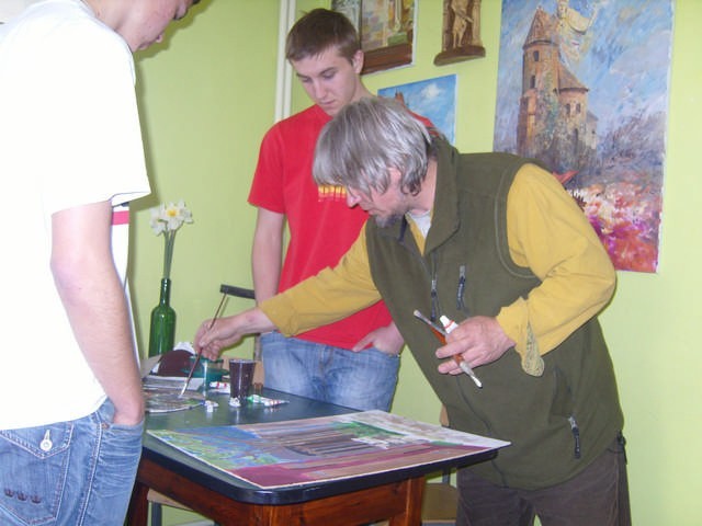 Młodymi artystami opiekował się Waldemar Zyśk z Bydgoszczy. Na zdjęciu z Patrykiem Gruberskim i Łukaszem Wójcikowskim