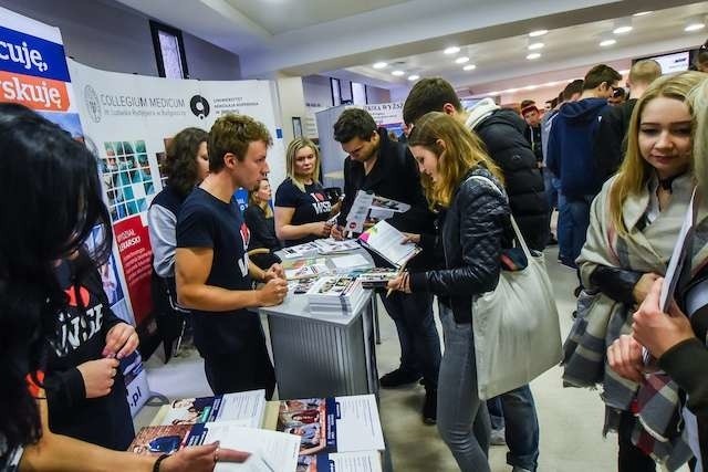 Tegoroczne Targi Edukacyjne Akademia wiedzy VOLL III cieszyły się ogromnym zainteresowaniem maturzystów. Bogatą ofertę przygotowały dla nich nie tylko uczelnie i szkoły z Bydgoszczy i województwa, ale też spoza regionu.