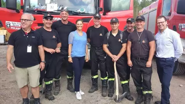 Na odcinku bojowym naszych strażaków  odwiedziła następczyni Tronu Szwecji - księżna  Wiktoria  Bernadotte wraz z mężem. Księżna podziękowała strażakom za heroiczną walkę z ogniem, który w ostatnim czasie po fali upałów trawi szwedzkie lasy.Strażacy Państwowej Straży Pożarnej wyruszyli do Szwecji w ubiegły piątek (20 lipca) w sile dwóch modułów gaśniczych przeznaczonych do gaszenia pożarów lasu z wykorzystaniem samochodów. Wśród nich są strażacy z Białogardu. Państwowa Straż Pożarna, jako profesjonalna służba ratownicza, poza realizowaniem ustawowych zadań związanych z ratowaniem życia, zdrowia oraz zagrożonego mienia na terenie Rzeczpospolitej Polskiej, będąc członkiem Europejskiego Mechanizmu Ochrony Ludności niejednokrotnie była zaangażowana w udzielanie pomocy ratowniczej poza granicami kraju. Na kolejnych zdjęciach fotorelacja z tego wyjazdu.