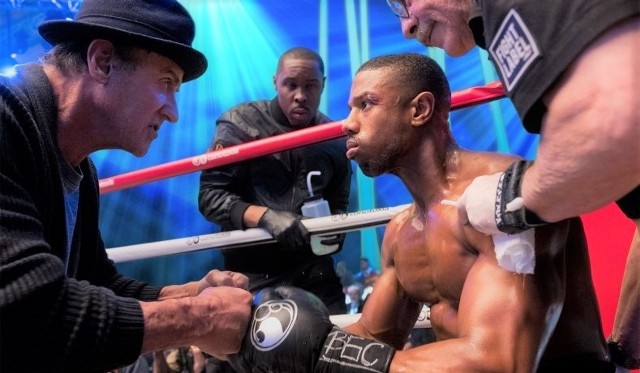 W „Creed II” Rocky Balboa (Sylvester Stallone) nadal jest mentorem Adonisa Creeda (Michael B. Jordan), któremu wyzwanie rzuca Viktor Drago (Florian Munteanu) – syn Ivana Drago (Dolph Lundgren)