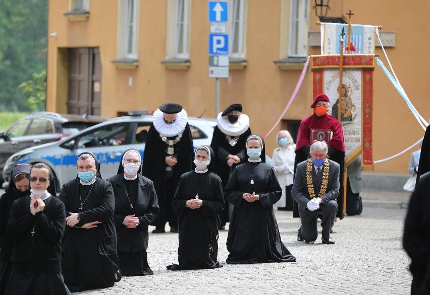 Szkoła Podstawowa nr 84 przy ul. Łukasza Górnickiego to...