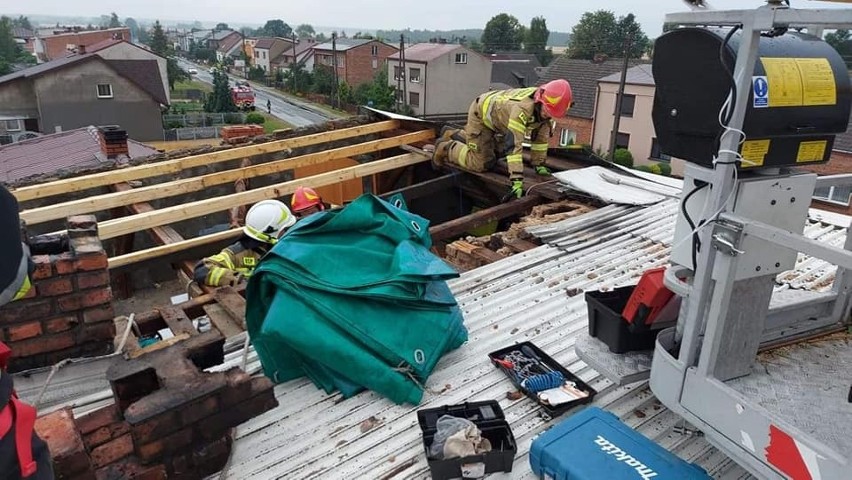 Śląsk po burzach. Zerwane dachy, zalane domy, drogi i wiadukty, połamane drzewa. Ponad trzysta interwencji strażaków w woj. śląskim