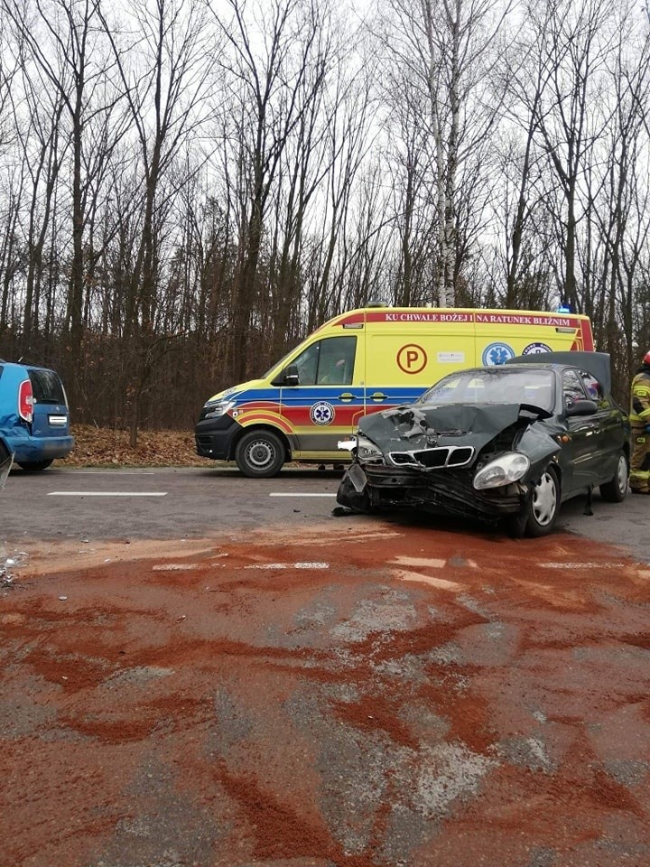 W Tryńczy zderzyły się trzy samochody. Jedna osoba trafiła do szpitala [ZDJĘCIA]