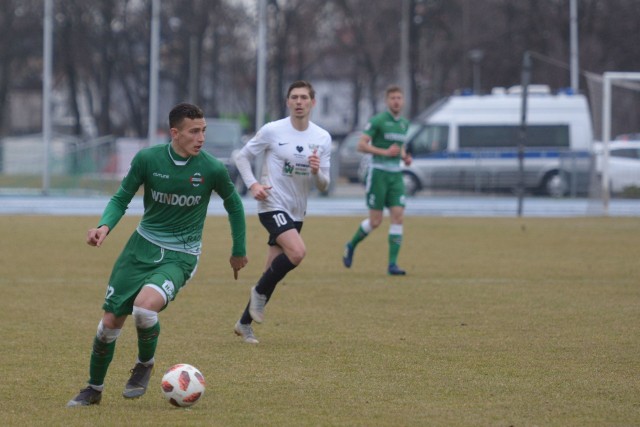 Radomiak Radom w dobrym stylu pokonał u siebie Rozwój Katowice 2:0. Jedną z bramek strzelił Dominik Sokół (z lewej).