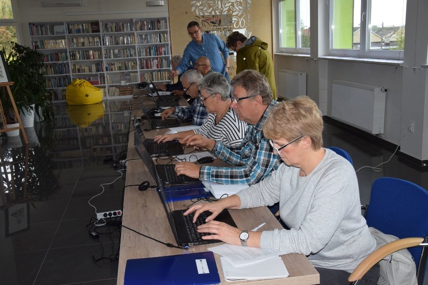 Biblioteka w Radziejowie organizuje kursy komputerowe. Mają przełamać bariery utrudniające dostęp do cyfrowego świata. 