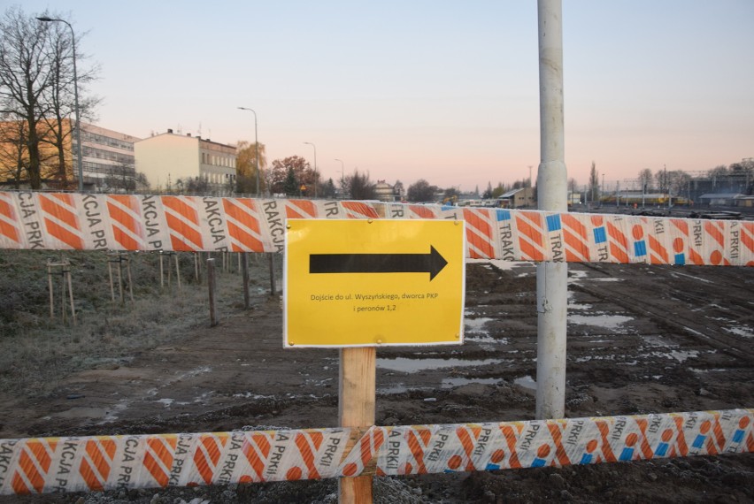 Przejście tymczasowe wyznaczono od ronda obok centrum...