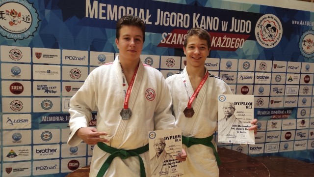 Słupscy judocy mieli sporą satysfakcję za swoje walki i otrzymali medale. od lewej: srebrny Hubert Żuk i brązowy Łukasz Bielawa. Gratulujemy! I przy okazji życzymy powodzenia w kolejnych turniejach