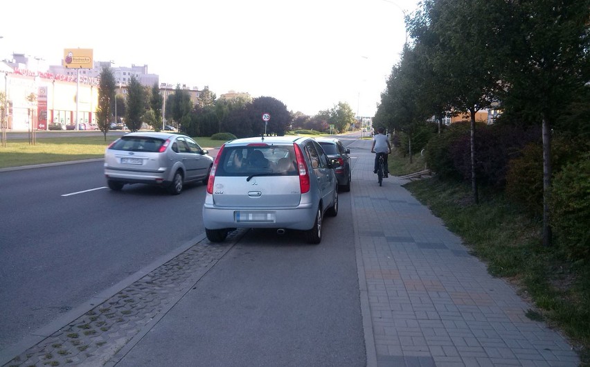 Blokowanie ścieżki rowerowej przy ul. Okulickiego w Rzeszowie [MISTRZOWIE PARKOWANIA]