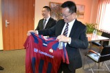 Wiceprezes Liugong podarował strażakom sportowe koszulki