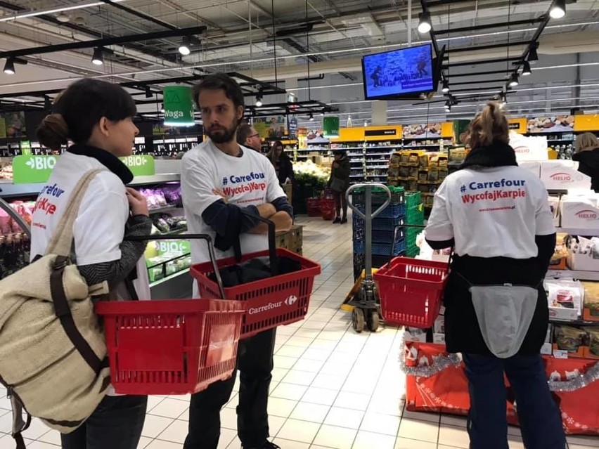 Wrocław: W Carrefourze protestowali przeciwko sprzedaży żywych karpi