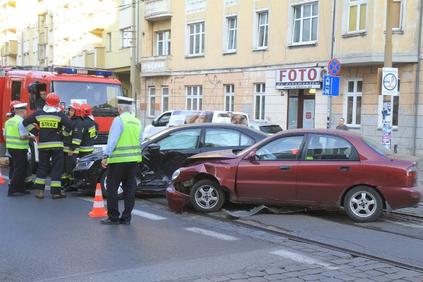 Wypadek na Pomorskiej. Auta zablokowały torowisko 