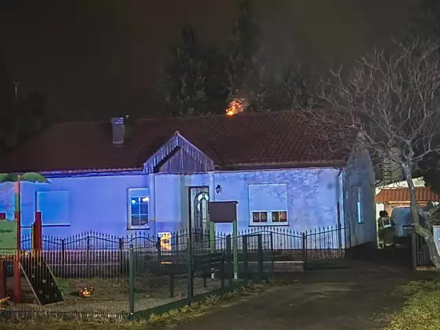 Przypadkowa osoba - przechodzień albo kierowca, zauważył ogień buchający z komina jednego z domów