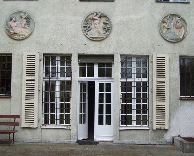 Willa z komiksowym motto niemieckiego generała na elewacji po wojnie aż do lat 90. była siedzibą państwowego domu dziecka. Teraz jest ośrodkiem wypoczynkowym Związku Nauczycielstwa Polskiego.