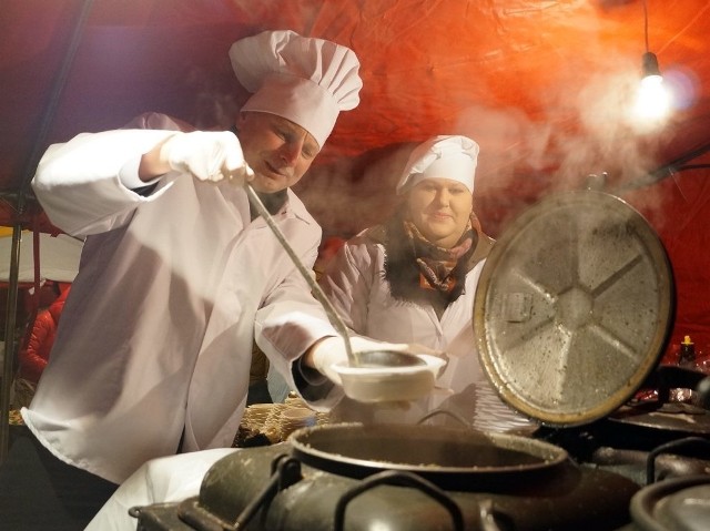 Brejza potrafi zamienić garnitur na strój kucharza i gotować na środku inowrocławskiego Rynku kujawski żur.
