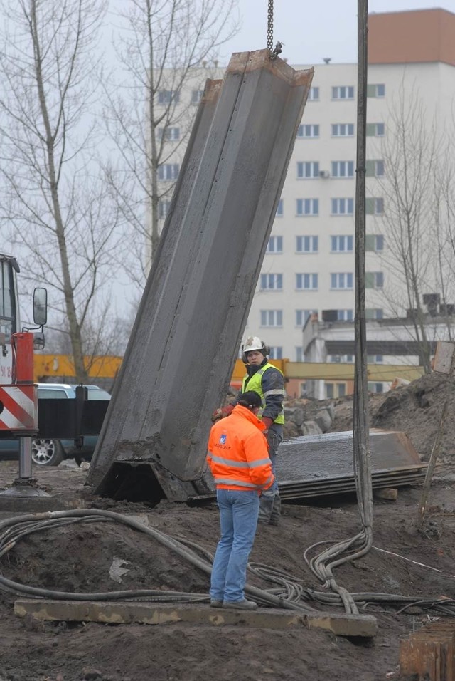 Pracownicy Zielonogórskiego Przedsiębiorstwa Budowy Mostów "Mosty&#8221; radzą sobie z montażem wielotonowych elementów konstrukcji beż problemu.