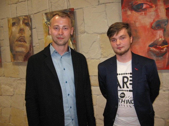 Autorzy: Michał Taborski i Konrad Czarnecki ( z lewej) pokazują ciekawe prace.