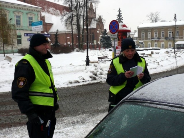 W czwartek do południa niestosujących się do przepisów kierowców na ulicy Żeromskiego zatrzymywali do kontroli drogowej radomscy strażnicy miejscy Ewa Pałkiewicz i Andrzej Kwiecień.