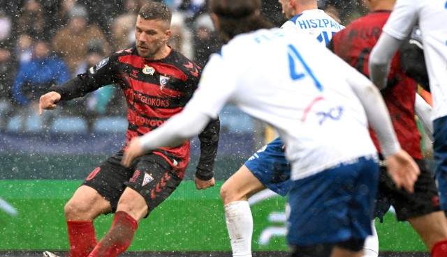Lukas Podolski w meczu Stal - Górnik