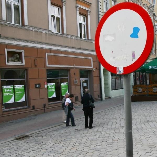 Znak zakazu nie powstrzyma powodzi banków, w której utonie opolski Rynek. Kolejny z nich powstanie w kamienicy "Pod Lwem".