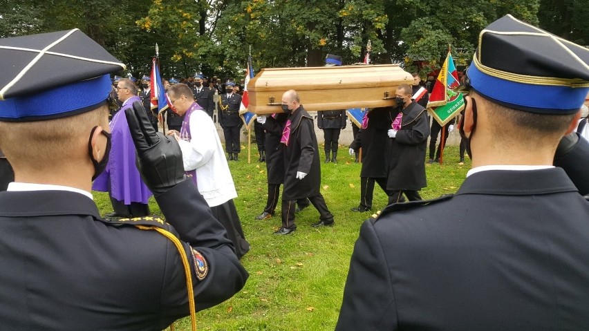 Pogrzeb Macieja Aleksiuka. Tłum i łzy na cmentarzu