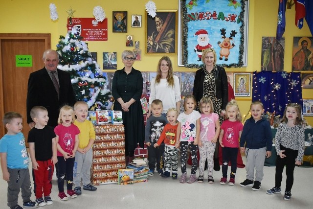 Dzieci z Niepublicznej Szkoły Podstawowej w Nieznamierowicach w gminie Rusinów otrzymały sprzęt pomocny do nauki.
