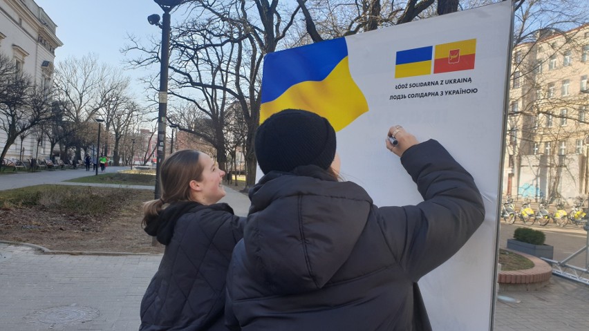 Punkt informacyjny dla Ukraińców na Piotrkowskiej w Łodzi i hyde park dla tych, którzy chcą wykrzyczeć, co myślą o wojnie na Ukrainie