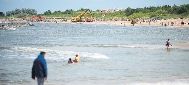 Plaża w Darłówku wschodnim będzie dostępna na odcinku około 1100 metrów. Widoczny na zdjęciu płot odsunięto już na wysokość tzw. Patelni.