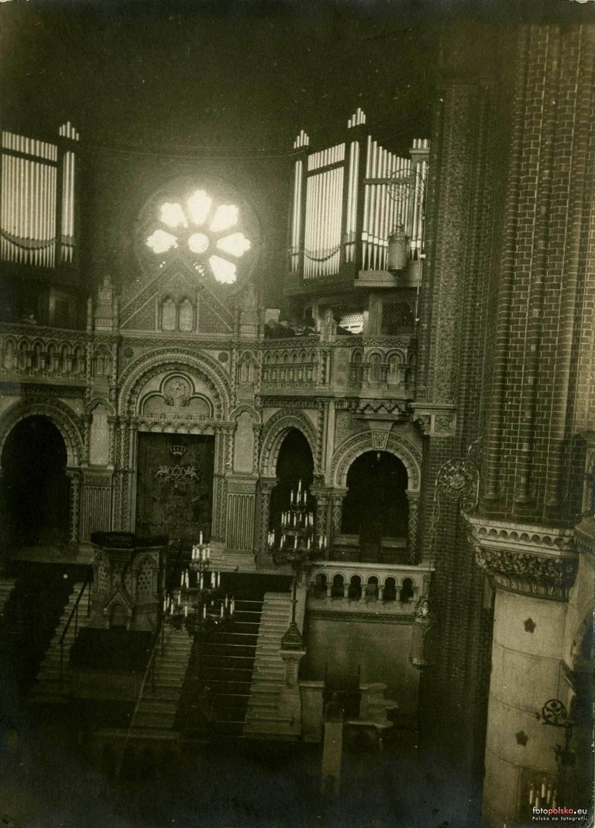 Lata 1920-1938 , Wnętrze Nowej Synagogi z widokiem na Aron...
