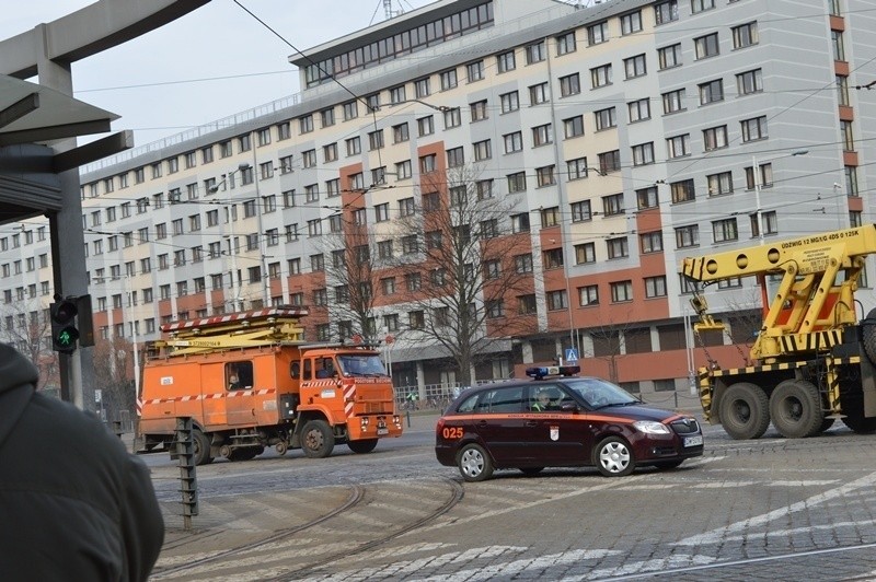 Wrocław: Na rondzie Reagana tramwaj wypadł z szyn. Były objazdy