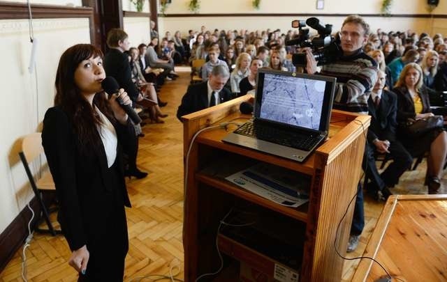 Wiesława Dalecka, absolwentka anglistyki na  UMK, opowiadała w piątek licealistom, jak odnalazła się na rynku pracy