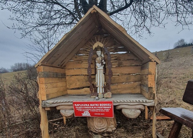 Do kapliczki na stoku narciarskim w Chyrowej przychodzą pielgrzymi z intencjami. Zostawiają tam kamienie