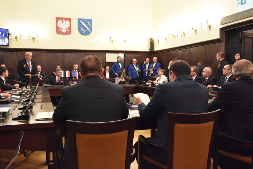Pierwsza sesja Rady Miasta Rybnika 2018. Piotr Kuczera został zaprzysiężony na prezydenta ZDJĘCIA