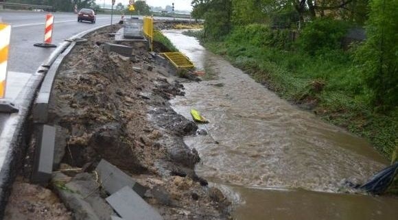 Ulewne deszcze zniszczyły także drogi na terenie gminy Pacanów.