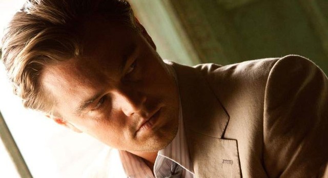 Leonardo DiCaprio lubi role nietypowych facetów. Niedawno występował  w "Wyspie tajemnic&#8221; M. Scorsese jako schizofrenik, w "Incepcji&#8221; (kadr z filmu) gra speca od snów.