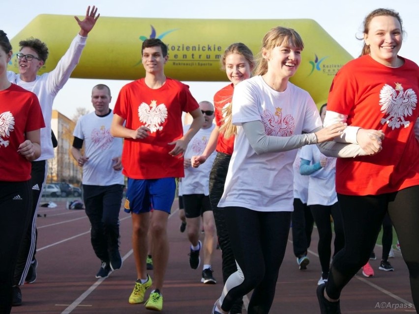 Kozienice. Na sportowo uczcili setną rocznicę niepodległości. 100 minut biegu na 100 lat niepodległej Polski (Zdjęcia) 