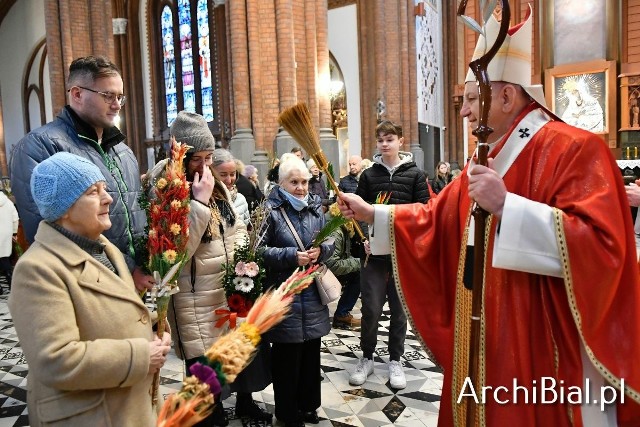 Niedziela Palmowa w Kościele katolickim. Liturgię w bazylice archikatedralnej w Białymstoku poprowadził Arcybiskup Metropolita Józef Guzdek