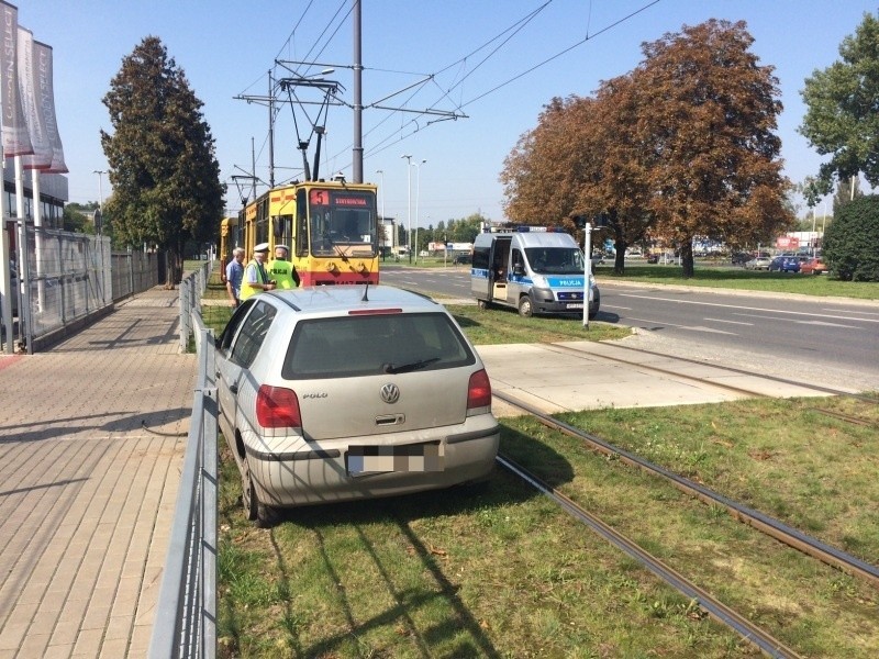 Wypadek na Limanowskiego. Kierowca uciekł! Volkswagen zderzył się z tramwajem [FILM, zdjęcia]