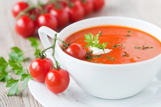 Domowa zupa pomidorowa często podawana była na poniedziałkowy obiad. Dzięki temu gospodarne panie domu urozmaicały smak rosołu ugotowanego dzień wcześniej. Kliknij w obrazek i przesuwaj strzałkami, aby zobaczyć, co dodać, by ulepszyć smak zupy pomidorowej.