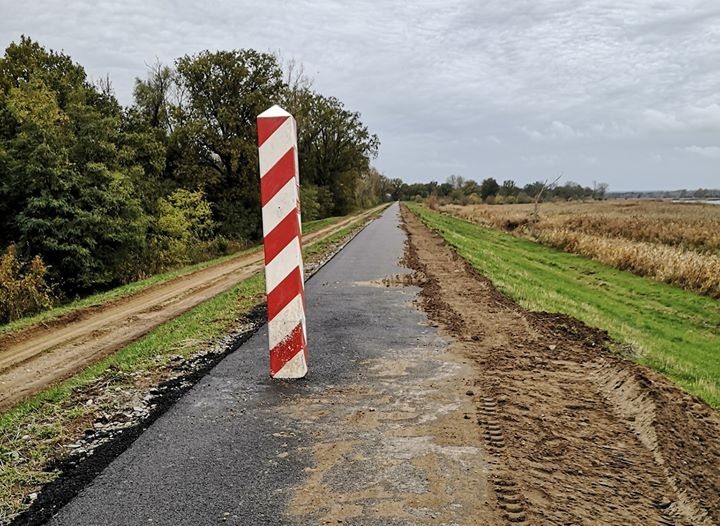 Słupy graniczne stoją na ścieżce rowerowej w trzech...