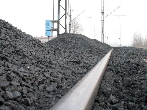 Węgiel rozsypany na torowiskach znaczenie utrudnił przejazd